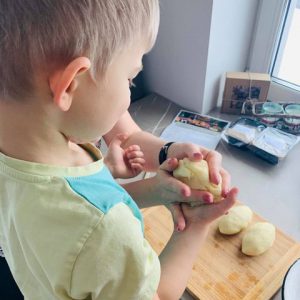 vaikas lipdo didžkukulius